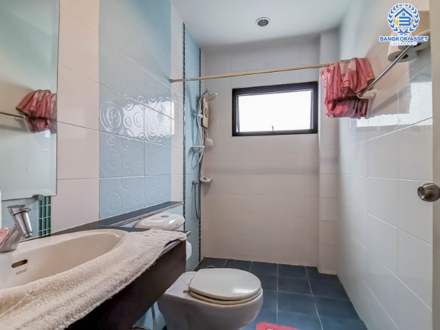 *****บ้านแฝดมือสองย่านนนทบุรี ม.ลิฟวิ่งพาร์ค พระราม5 บนเนื้อที่ 36.40 ตร.ว. ฟังก์ชันจัดเต็ม 4 ห้องนอน 4 ห้องน้ำ บ้านสวยพร้อมเข้าอยู่ สไตล์โมเดิร์น น่าอยู่ พื้นที่เยอะมาก แถมฟรี !! เครื่องปรับอากาศ 3 เครื่อง บนทำเลศักยภาพ เดินทางสะดวก เชื่อมต่อถนนหลายเส้นทาง ใกล้ทางด่วน "ศรีรัช"